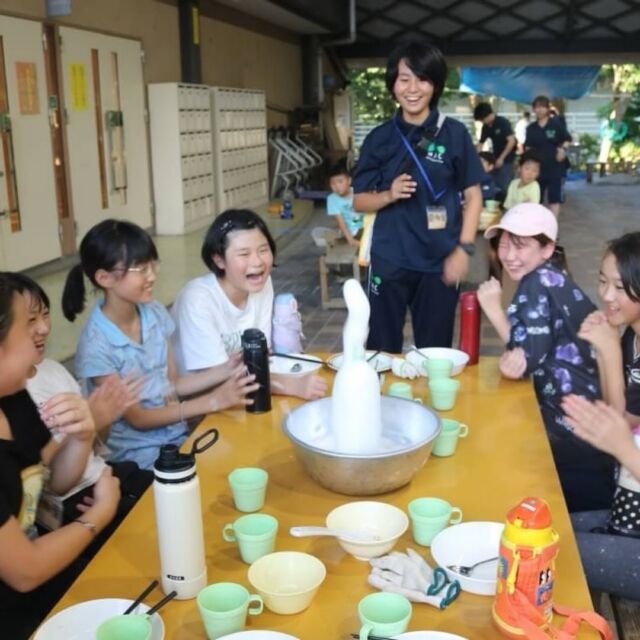 【夏休み子どもキャンプ③活動報告】

8/10〜12は夏休み子どもキャンプ③の開催日でした！！
アクトランド唯一の２泊３日キャンプ、冒険キッズをバージョンアップして実施しました◎

瞬間冷却装置やメントスコーラ、ファイヤースターターでの火おこしのミッションはもちろん
ダイラタンシー実験や濾過装置作りも！！

流し〇〇と水あそび、ドラム缶風呂はそれぞれ２回戦して、大満喫◎

夜に陸生ホタルの幼虫を探しに行ったり、夜景を見たり、花火をしたり。
スイカ割りもして、夏もしっかり満喫しました！

ぴっかぴかのお天気だったので、適宜クーラーのきいた部屋で休憩を取りながら
元気な子どもたちと２泊３日楽しみました＊

#大阪 #八尾 #恩智 #キャンプ場 #キャンプ #流しそうめん #ミッション #謎解き #ドラム缶風呂 #ファイヤースターター #冒険 #こども #水あそび #水鉄砲 #流しそうめん #森 #自然 #あそび #fun #自然体験