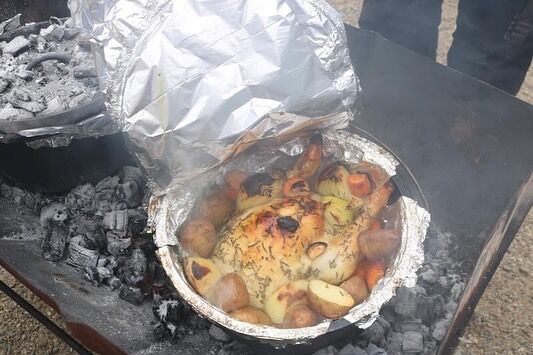 先日の24（日）は秋の親子イベント「親子で野外料理とリース作り、焼きいもを楽しもう」の開催日でした。
たくさんのご家族さまとダッチオーブンで丸鶏と野菜のロースト、焼きいもバターライス、クラムチャウダーなど、全4品を作りました。午後からは自然物を集めてネイチャーリース作り、おやつはほくほくの焼きいもと、楽しいこと・おいしいことが盛りだくさんの1日を楽しみました。

親子で協力して大きな丸鶏をダッチオーブンに仕込んで1時間半ほど焼き、ふたを開けた時の、「おぉ～！」「お店みたい！」「すご～い！」の歓声は最高でした。
本日作ったリースは、さっそくおうちの玄関に飾ろうとお話ししているご家族さまもいて、ステキな思い出作りとなったイベントでした。

本日、ご参加いただいたみなさま、ありがとうございました。
スタッフ一同、みなさまとの出会いに感謝です。
次回は来年1月に冬の親子イベントを開催します。お楽しみに☆

#イベント #外遊び #キャンプ場 #自然 #関西 #大阪 #八尾市 #駅近 #秋 #ダッチオーブン　#おでかけ #アウトドア #親子イベント #アクトランドYAO #子育て #丸鶏 #丸鶏のロースト #クラムチャウダー #リース #ネイチャーリース #リース作り #焼きいも #野外料理