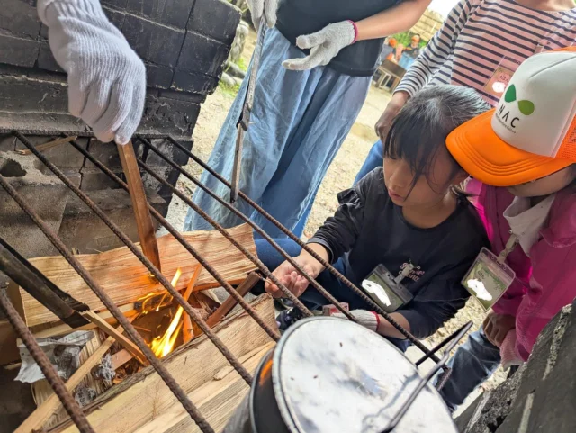 【第１回　森のがっこうAdventureクラス活動報告】
５月２５日（日）は小学生３－６年生対象の「森のがっこうAdventureクラス」今年度最初の活動回でした！

今回のテーマは「目指せキャンプ王！アウトドアスキルを使い、アクトランドじゅうのミッションをクリアしよう！」 です。

午前は、第1回目の活動回ということもあり、ロープワークを使ったアイスブレイクを行いました。短いロープを本結びという結び方で繋ぎ合わせ、長くなったロープで大縄跳びをして、初めてのお友達とも仲良くなることができました。次は、薪で火起こしをして、お昼ごはんにカレーライスを作りました。みんなおいしく作ることができ、午後からの活動の為に、エネルギーをチャージしました。

午後の活動では、ノコギリやナタを使い、竹のお守りを作成しました。おやつにシャーベットを作ると、今回の活動は終了です！

次回は７月１７日(土)～１８日（日）「１泊２日の夏キャンプ！竹を使って流しそうめんや水遊びを楽しもう！」をテーマにして活動します。お楽しみに！

#大阪 #八尾市 #アクトランドYAO #アクトランド八尾 #キャンプ場 #森のがっこう #小学生 #子ども #子育て応援 #森　#ロープワーク　#工作 #火起こし　#カレー作り #シャーベット #キャンプ #自然 #遊び