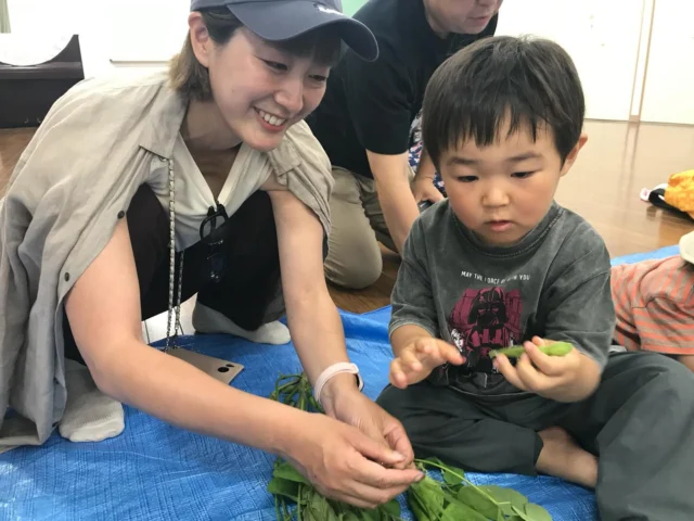 【おやこで森のようちえん てくてく ７月活動報告】

7/3(木)は親子で森のようちえん てくてくの開催日でした！！
ぴっかぴかのお天気のもと、たくさんのご家族が集まってくれました◎

今回は本物の竹を使った流しそうめん！！
まずは準備から。
八尾特産の枝付き枝豆を枝からぷちぷち。
「枝豆なってるのはじめて見たー！」というびっくり顔や「これは…ほんとに枝豆…？」みたいな不思議そうな顔…とっても印象的でした♬

竹の食器にお絵描きもして、準備ができたらいざ！流しそうめん！！
つかめた！つかめないー！！！と楽しい時間でした。

たっぷり水あそびもして、今回の活動はおしまい。
次回は10/23(木)です。
また親子で楽しめる時間を計画中です♬
おたのしみに〜

大阪 #八尾 #恩智 #キャンプ場 #キャンプ #流しそうめん #竹 #水あそび #親子 #0歳 #1歳 #2歳 #3歳 #4歳 #5歳 #森 #自然 #こども #あそび #fun #自然体験