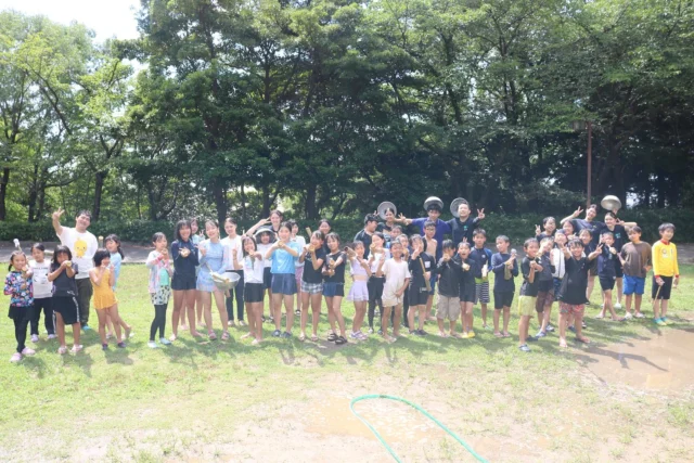 【第２回　森のがっこうAdventureクラス活動報告】
７月１２（土）-１３日（日）は小学生３－６年生対象の「森のがっこうAdventureクラス」の活動回でした！

今回のテーマは「１泊２日の夏キャンプ！竹を使って流しそうめんや水遊びで夏を楽しもう！」 です。

１日目は最初に自分たちで竹を切り、風鈴作りをしました。竹同士のぶつかる音によって涼しさを感じることができる風鈴を作ることができました。
風鈴を作り終わると、一度涼しい部屋でお弁当を食べてエネルギーチャージをしました。
その後は、竹の水鉄砲づくりです。次の水遊びで使う水鉄砲を作るところから始めました。作り終わると、みんなで水遊びです。暑さを忘れるぐらいびしょびしょになり、とても楽しむことができました。
水遊びが終わると涼しい部屋に戻り、おやつに「雪見だいふく」を作って食べた後、テントを設営しました。
次は、夕食作りです。「竹炊飯」に挑戦したり、「きゅうりの一本漬け」や「ハンバーグ」も作り、一日遊んでペコペコになったお腹をいっぱいにすることができました。
その後、バームクーヘン作りをして、ドラム缶風呂に入ると1日目は終了です。

２日目はテントを片付けた後、朝食作りです。「冷や汁」、「おにぎり」を食べて、1日のエネルギーをチャージしました。
次は、夏祭りです。班ごとに、「射的」、「ボウリング」、「スーパーボールすくい」、「輪投げ」、「的あて」の出店を作り、みんなで楽しみました。
次は、「流しそうめん」です。そうめん以外にも様々な食材を流し、おなか一杯になるまで楽しみました。
最後に、「かき氷」を食べると今回の活動は終了です！

次回は９月１４日（日）「１泊２日の夏キャンプ！竹を使って流しそうめんや水遊びを楽しもう！」をテーマにして活動します。お楽しみに！

#大阪 #八尾市 #アクトランドYAO #アクトランド八尾 #キャンプ場 #森のがっこう #小学生 #子ども #子育て応援 #森　#流しそうめん　#工作　#水遊び #バウムクーヘン #火起こし #竹の風鈴　#竹の水鉄砲 #かき氷 　#夏祭り  #キャンプ #自然 #遊び