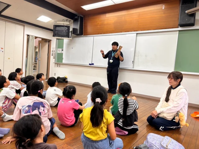 actland80【第4回　森のがっこうNatureクラス活動報告】

9月7日（土）は小学校1ー2年生対象の「森のがっこうNatureクラス」の活動でした！

今回のテーマは「火おこしに挑戦！でっかいお肉を焼こう！」です。

午前は、火をつける準備には何がいるかお話を聞きました。薪や軍手、マッチを準備しいざ着火！！🔥🔥
みんなで協力してつけた火でおっきなハンバーグと焼きおにぎりを作り元気いっぱいになりました！！

午後は、薪ではなく炭を使って火おこしをしました！
なかなか着かない火を協力してうちわをあおぎ
デザートの焼きマシュマロやRITZを挟んでスモアにしたりして食べ、今回の活動は終了しました！

次回は10月25日（土）「アクトランドの森を大冒険！みんなで遊べる場所を見つけようパート1」をテーマに活動します！お楽しみに！！