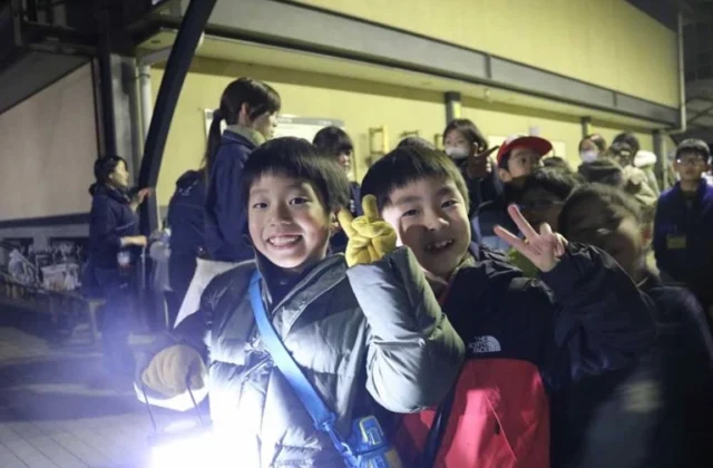 \\今年もやります！冬休み子どもキャンプ//

すっかり涼しくなって、冬の気配も少しずつ…！？な今日この頃。
冬休みのご予定はお決まりですか？？

今年もアクトランドYAOでは冬休み子どもキャンプを実施します！
クリスマス前後の日程なので、サンタさんが来てくれるかも！！妖精さんも来ちゃうかも…！？
みんなは無事プレゼントをもらえるかな？？
一筋縄ではいかないクリスマスを、みんなで楽しもう！

⚫︎日時 
①2025年12月20日(土)〜21日(日)
②2025年12月27日(土)〜28日(日)
両日程とも10時〜翌15時まで
（宿泊は、室内にテントをはって行います。）

⚫︎対象
小学１年生〜６年生

⚫︎定員
各日程40人（申し込み多数の場合は抽選）

⚫︎参加費
１人15,000円

⚫︎申し込み
2025年11月15日(土)9:00〜16日(日)17:00の間に専用フォーム
https://ws.formzu.net/sfgen/S63090928/
にご入力いただくか、窓口（9:00〜17:00）へお越しください。

#大阪 #八尾 #恩智 #キャンプ場 #キャンプ #クリスマス #サンタ #プレゼント #冬休み #テント #こども #宿泊 #森 #自然 #あそび #fun #自然体験