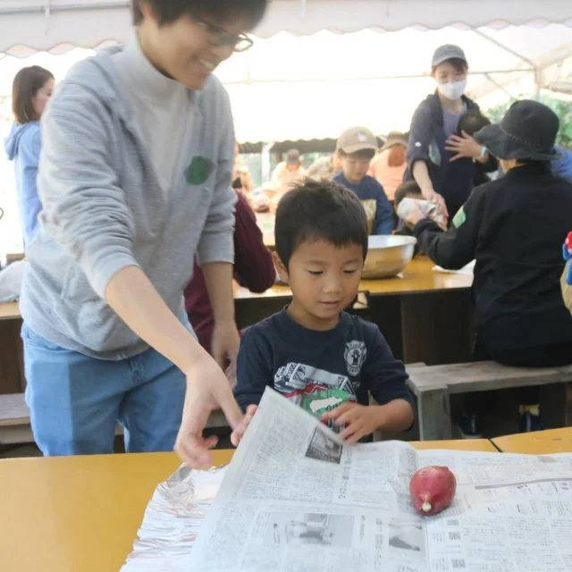 【おやこで森のようちえん てくてく 10月活動報告】

10/23(木)は親子で森のようちえん てくてくの開催日でした！！
ちょうどよい秋晴れ◎なお天気で、たくさんの方と楽しい時間を過ごすことができました！

雨続きなお天気のおかげできのこがたくさん！雨や風のおかげでどんぐりもころころ。
家族でビニール袋を持って、森のすてきなものあつめのおさんぽも楽しみました。
他にも、どんぐりを使ったおみくじやけん玉、どんぐりころころレーンであそぶ時間も◎

今回のメインイベントの焼き芋は…
さつまいもを新聞紙とアルミホイルで包んで、焼き芋の準備をして
炭火で焼き芋を焼く上から落ち葉をかける場面は、大人も子どもも大盛り上がり！！
短い時間でしたが、秋を満喫できました♬

おいしい焼き芋をみんなでいただいて、今回の活動はおしまい。
次回は12/4(木)石臼と杵を使ったお餅つきです！
寒くなっても、外あそびを楽しめるように準備してお待ちしています！！

大阪 #八尾 #恩智 #キャンプ場 #キャンプ #流しそうめん #竹 #水あそび #親子 #0歳 #1歳 #2歳 #3歳 #4歳 #5歳 #森 #自然 #こども #あそび #fun #自然体験