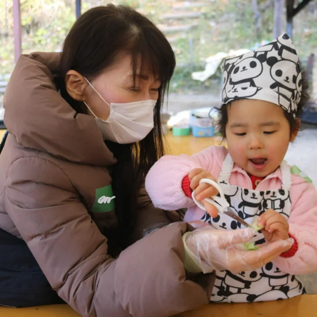12/4(木)は親子で森のようちえん てくてくの活動日でした！！

今回は昔ながらの杵と臼を使ってお餅つき♬
蒸したてのもち米はとってもいい匂い〜
ぐりぐりと潰す工程は大人が、つく工程は子ども達も一緒に楽しみました！！
お米がお餅に変わっていく様子に興味津々な子ども達。
つきあがったお餅は網で焼いたり、みんなで作ったお味噌汁に入れたり
好きな味付けでいただきました◎

今回は親子の枠に留まらず、おばあちゃん、おおばあちゃんまで４世代での、とっても嬉しいご参加も！
大人からかも子どもまで、みーんな楽しいお外時間でした♬

次回のてくてくは3/5(木)の予定です！
開催日が近付きましたら、詳しいご案内をアップします。
お楽しみに〜！！

大阪 #八尾 #恩智 #キャンプ場 #キャンプ #冬 #おもちつき #餅つき #外あそび #親子 #0歳 #1歳 #2歳 #3歳 #4歳 #5歳 #森 #自然 #子ども #こども #あそび #fun #自然体験